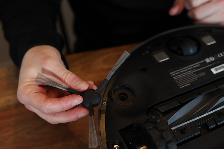 Die Seitenbürste des Dreame L10s Pro wird abgenommen.